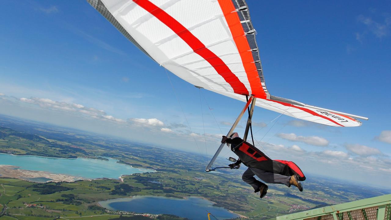 Über 80 Piloten aus dem In- und Ausland sind für die internationalen Deutschen Meisterschaft im Drachenfliegen vom 16.05. bis 20.05. angemeldet. Aufgabe ist es, eine bei optimalen Wetterbedingungen 100 Kilometer lange Strecke in möglichst kurzer Zeit zu bewältigen. Über 80 Piloten aus dem In- und Ausland sind für die internationalen Deutschen Meisterschaft im Drachenfliegen vom 16.05. bis 20.05. angemeldet. Aufgabe ist es, eine bei optimalen Wetterbedingungen 100 Kilometer lange Strecke in möglichst kurzer Zeit zu bewältigen.