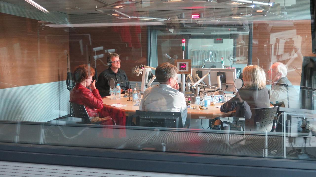 Cerstin Gammelin, "Süddeutsche Zeitung"; Ulrike Guérot, European Democracy Lab; Christoph Möllers, Verfassungsrechtler, Humboldt-Universität zu Berlin; Heinrich Winkler, Historiker, Humboldt-Universität zu Berlin, Volker Finthammer, Deutschlandradio Cerstin Gammelin, "Süddeutsche Zeitung"; Ulrike Guérot, European Democracy Lab; Christoph Möllers, Verfassungsrechtler, Humboldt-Universität zu Berlin; Heinrich Winkler, Historiker, Humboldt-Universität zu Berlin, Volker Finthammer, Deutschlandradio