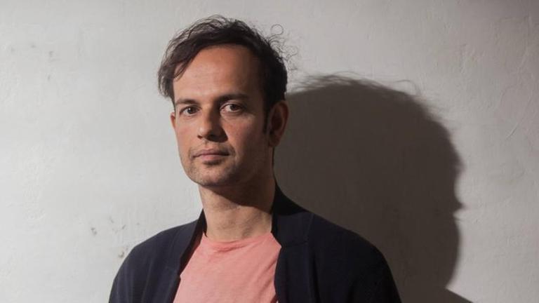 Der Künstler Tino Sehgal fotografiert in einem Probenraum in Berlin-Mitte Der Künstler Tino Sehgal fotografiert in einem Probenraum in Berlin-Mitte