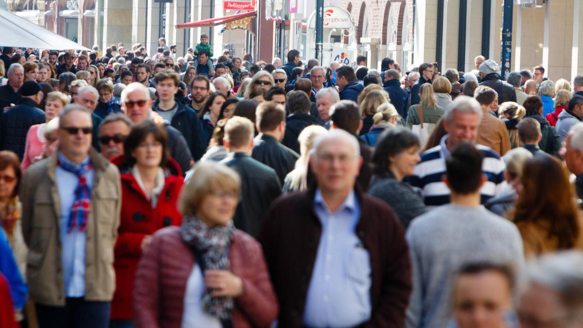 Passanten in einer Fußgängerzone Passanten in einer Fußgängerzone