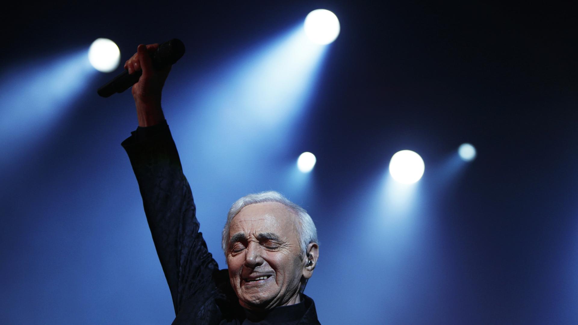 Der armenisch-französischer Sänger, Autor und Schauspieler Charles Aznavour bei einem Konzert in Yerevan 2014. Der armenisch-französischer Sänger, Autor und Schauspieler Charles Aznavour bei einem Konzert in Yerevan 2014.