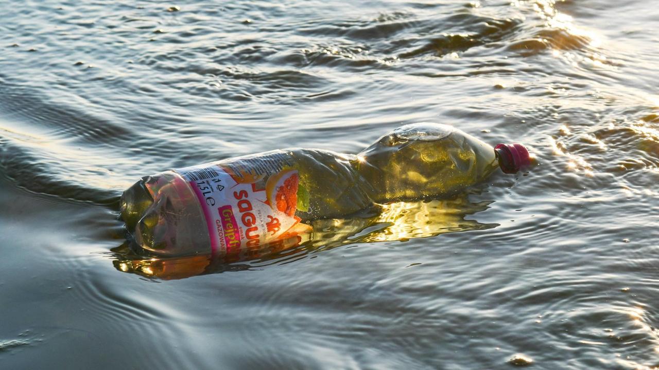 Eine Plastikflasche treibt in der Ostsee. Eine Plastikflasche treibt in der Ostsee.