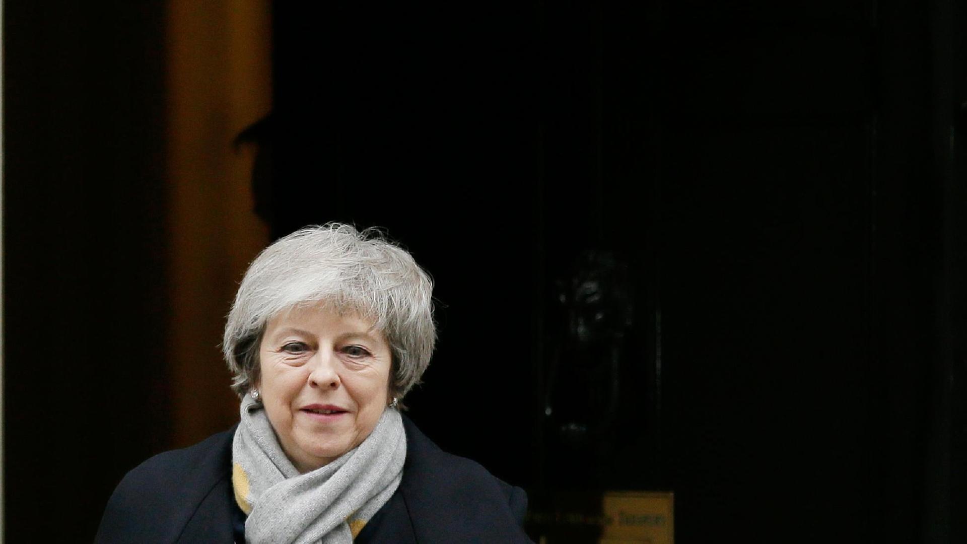 Die britische Premierministerin Theresa May ist am 15. Januar 2019 vor Downing Street 10 zu sehen. Die britische Premierministerin Theresa May ist am 15. Januar 2019 vor Downing Street 10 zu sehen.