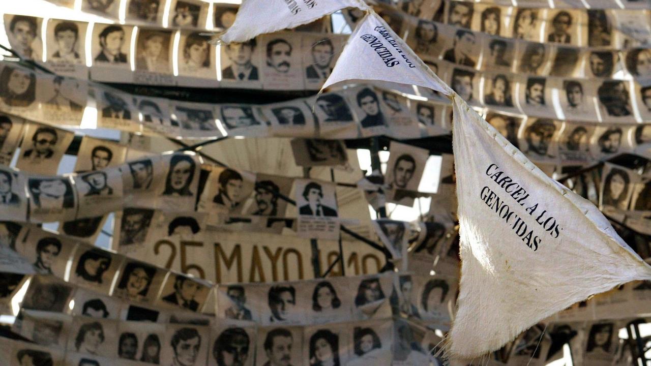 Hunderte von Porträts von Opfern der argentinischen Militärdiktatur sind am 12.12.2002 bei einer Demonstration auf der Plaza de Mayo in Buenos Aires zu einem Wandbild zusammen gefügt. Auf kleinen dreieckigen Tüchern ist der Spruch "Gefängnis für Massenmord" aufgedruckt. Jahr für Jahr erinnern Menschenrechtsgruppen mit einem Widerstandsmarsch an die vermissten und ermordeten Menschen. Während der Herrschaft der Militärjuntas von 1976 bis 1982 verschwanden nach inoffiziellen Angaben 30.000 Personen in Argentinien. | Hunderte von Porträts von Opfern der argentinischen Militärdiktatur sind am 12.12.2002 bei einer Demonstration auf der Plaza de Mayo in Buenos Aires zu einem Wandbild zusammen gefügt. Auf kleinen dreieckigen Tüchern ist der Spruch "Gefängnis für Massenmord" aufgedruckt. Jahr für Jahr erinnern Menschenrechtsgruppen mit einem Widerstandsmarsch an die vermissten und ermordeten Menschen. Während der Herrschaft der Militärjuntas von 1976 bis 1982 verschwanden nach inoffiziellen Angaben 30.000 Personen in Argentinien. |