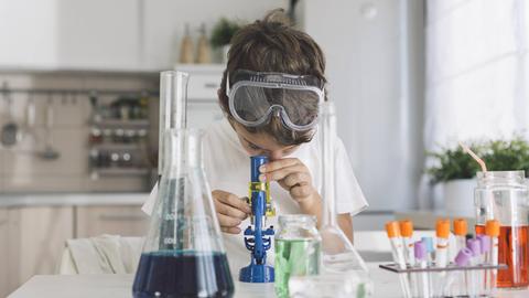 Ein Kind experimentiert mit einem Chemiebaukasten.