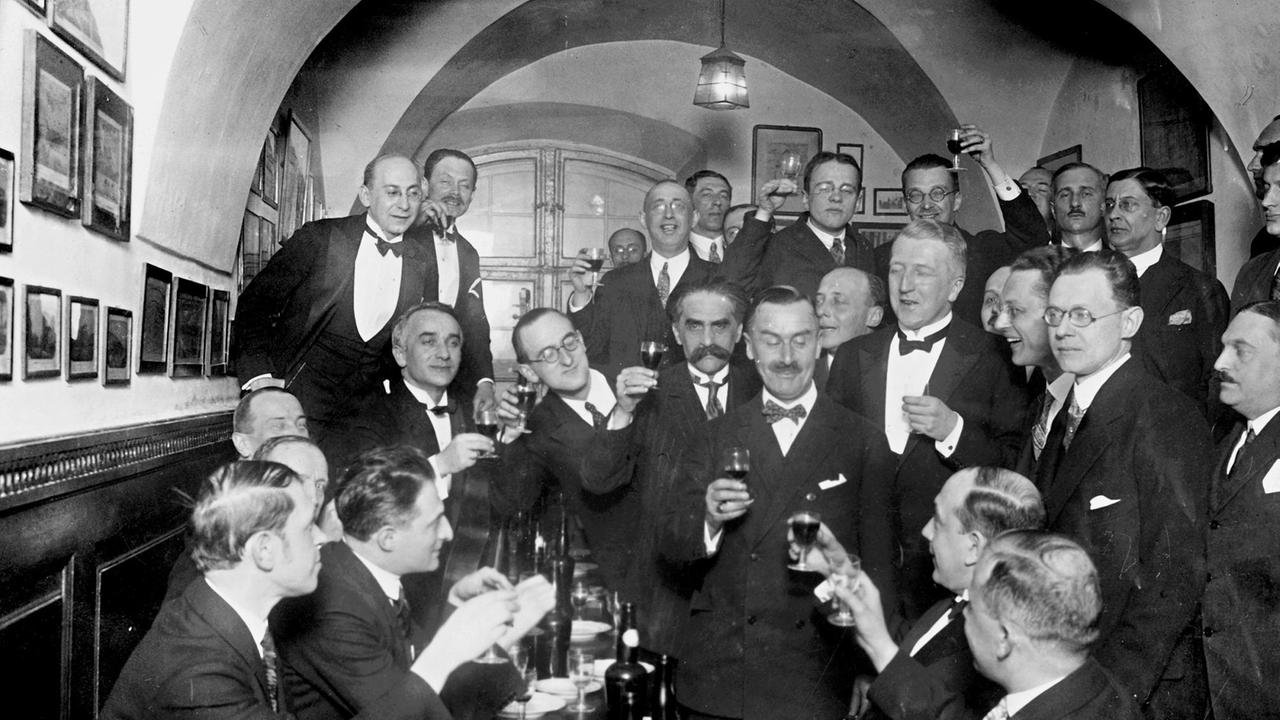 Thomas Mann mit polnischen Schriftstellern (u.a. Juliusz Kaden-Bandrowski, Kazimierz Wierzyński, Jan Lechoń, Julian Tuwim) in der Weinstube Fukier, März 1927. Thomas Mann mit polnischen Schriftstellern (u.a. Juliusz Kaden-Bandrowski, Kazimierz Wierzyński, Jan Lechoń, Julian Tuwim) in der Weinstube Fukier, März 1927.