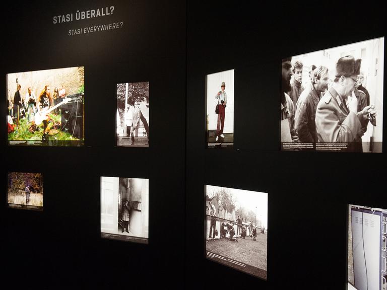 In einem Ausstellungsraum in der ehemaligen Stasi-Zentrale in der Normannenstraße in Berlin sind am 14.01.2015 bei der Eröffnung der neuen Dauerausstellung «Staatssicherheit in der SED-Diktatur» Bilder und der Schriftzug "Stasi überall?" zu sehen.