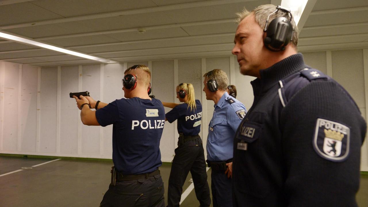Polizeischüler trainieren am 18.11.2013 auf einem Schießstand der Landespolizeischule in Berlin. Polizeischüler trainieren am 18.11.2013 auf einem Schießstand der Landespolizeischule in Berlin.