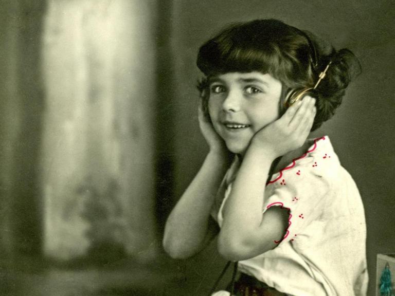 Kind hört Radio (circa 1922)
Kind hört Radio (circa 1922)