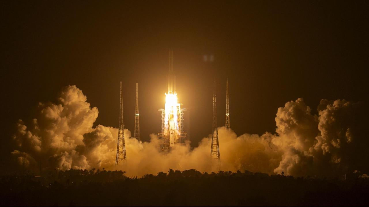 China, Wenchang: Eine Rakete vom Typ «Langer Marsch 5», die das Raumschiff «Chang'e 5» auf den Weg zum Erdtrabanten bringen sollte, startet auf der Startrampe des Wenchang Space Launch Center. China, Wenchang: Eine Rakete vom Typ «Langer Marsch 5», die das Raumschiff «Chang'e 5» auf den Weg zum Erdtrabanten bringen sollte, startet auf der Startrampe des Wenchang Space Launch Center.