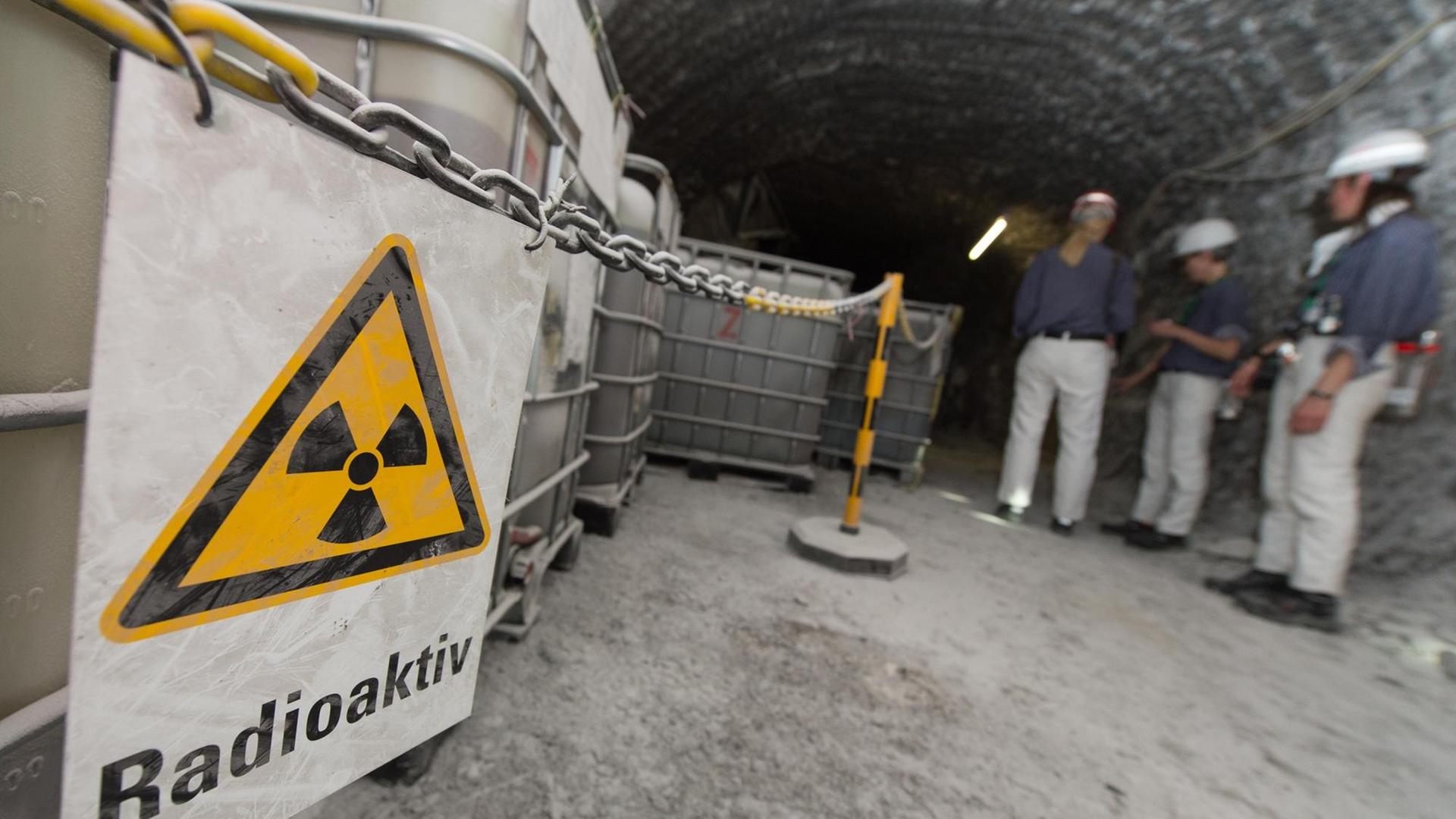 Vor Containern mit radioaktiver Lauge hängt am 31.04.2016 in der Schachtanlage Asse bei Remlingen (Niedersachsen) ein Warnschild mit der Aufschrift "Radioaktiv". Vor Containern mit radioaktiver Lauge hängt am 31.04.2016 in der Schachtanlage Asse bei Remlingen (Niedersachsen) ein Warnschild mit der Aufschrift "Radioaktiv".