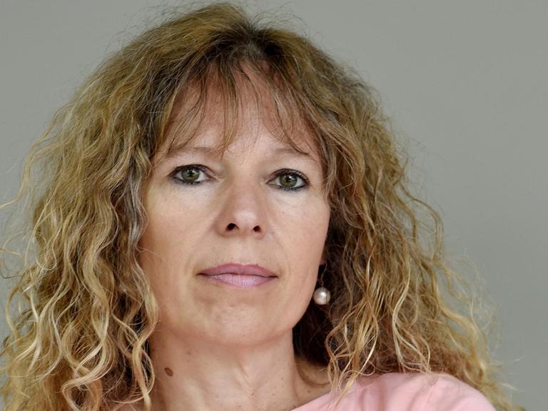 Birgit Müller-Wieland blickt freundlich in Richtung des Betrachters.