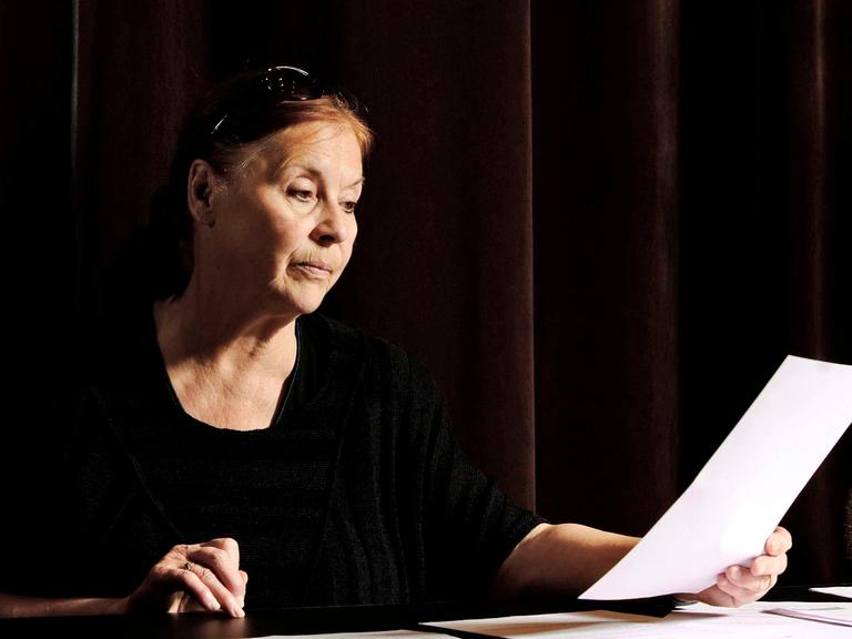 Die Schauspielerin Ursula Karusseit liest während den Hörspielaufnahmen im Studio.