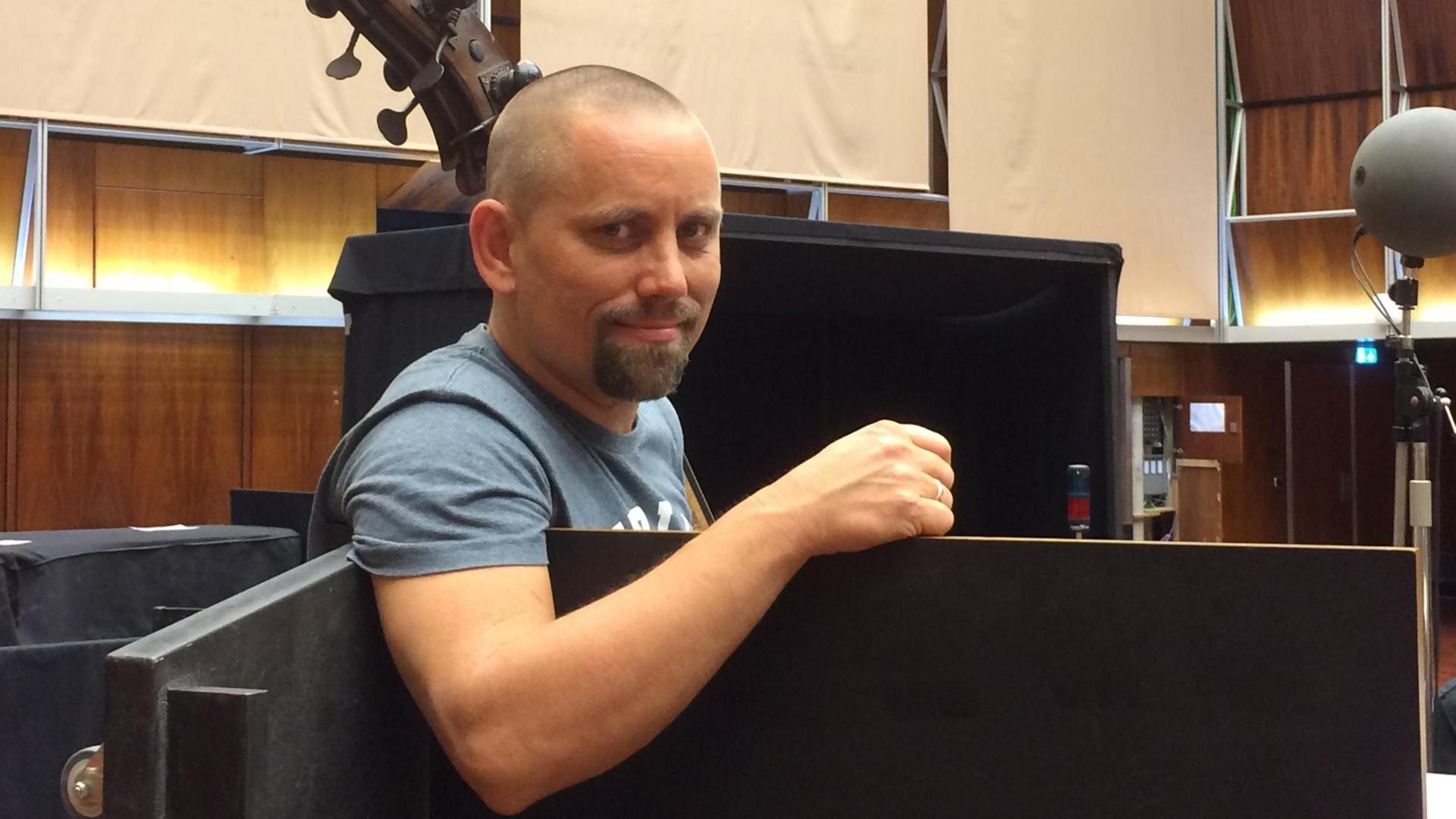 Der Kontrabassist Joscha Oetz im Deutschlandfunk Kammermusiksaal bei einer CD Aufnahme Der Kontrabassist Joscha Oetz im Deutschlandfunk Kammermusiksaal bei einer CD Aufnahme