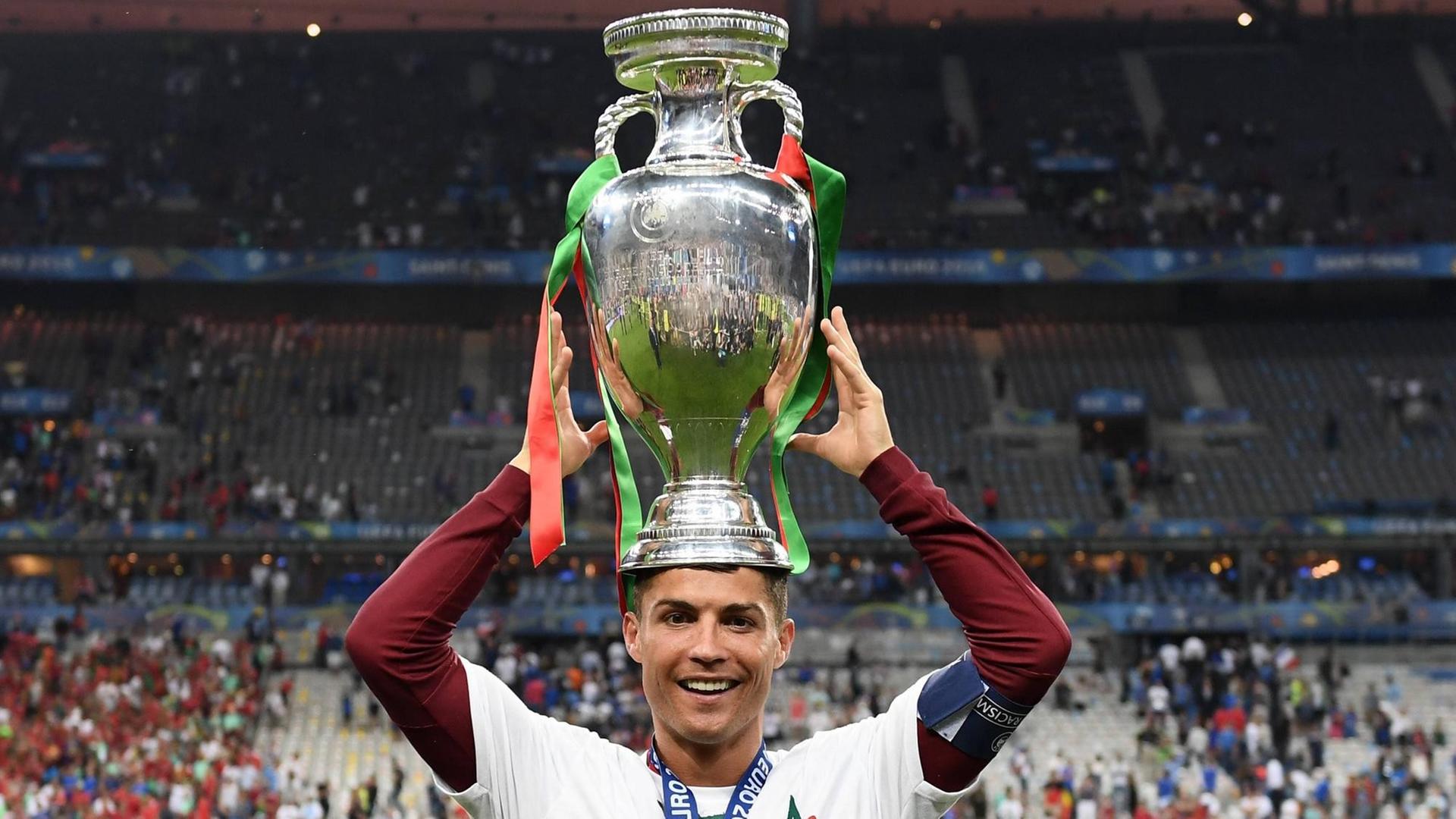 Der portugiesische Stürmer Cristiano Ronaldo trägt den EM-Pokal auf dem Kopf. Der portugiesische Stürmer Cristiano Ronaldo trägt den EM-Pokal auf dem Kopf.