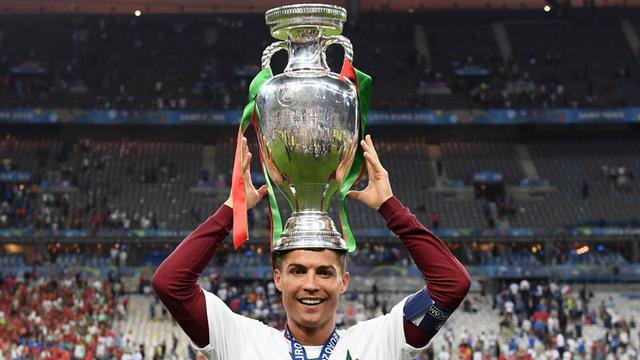 Der portugiesische Stürmer Cristiano Ronaldo trägt den EM-Pokal auf dem Kopf.