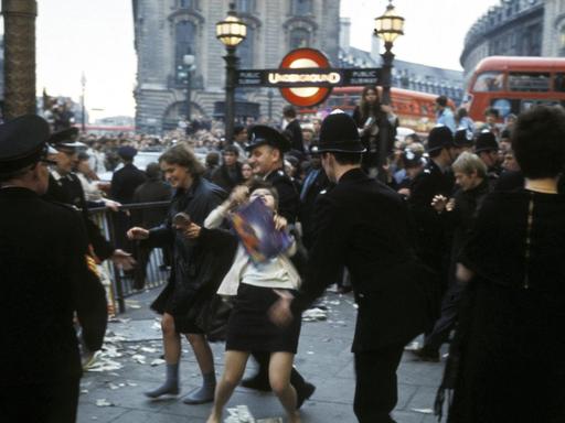 Die Polizei verhaftet zwei Demonstrantinnen bei einer Demonstration für Bürgerrechte am Picadilly Circus in London 1970.