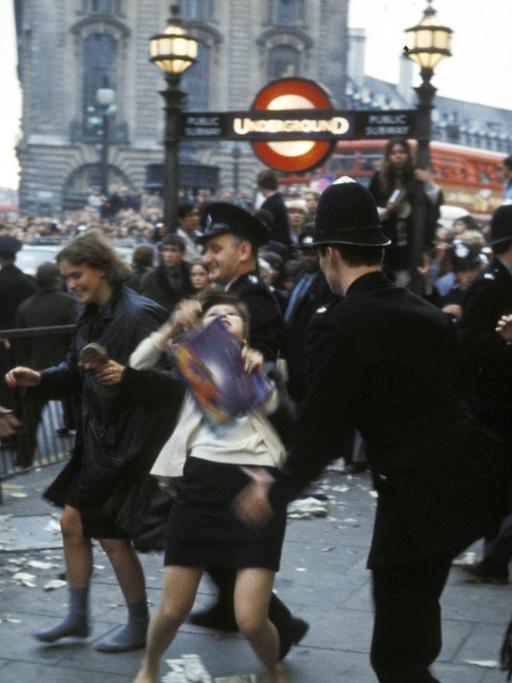 Die Polizei verhaftet zwei Demonstrantinnen bei einer Demonstration für Bürgerrechte am Picadilly Circus in London 1970.