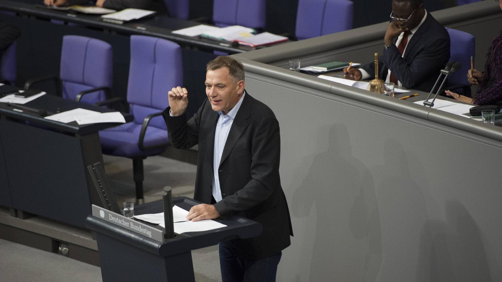 Ein Mann in mittleren Jahren hält eine Rede im Deutschen Bundestag.