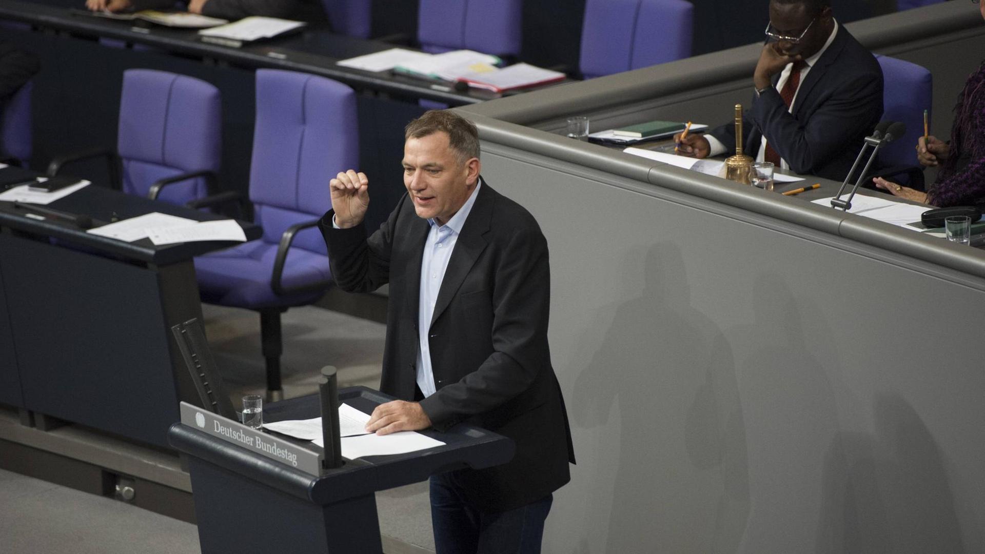 Ein Mann in mittleren Jahren hält eine Rede im Deutschen Bundestag. Ein Mann in mittleren Jahren hält eine Rede im Deutschen Bundestag.