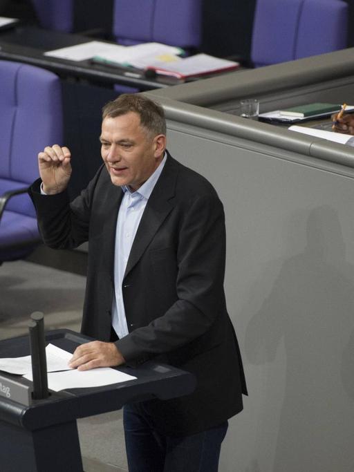 Ein Mann in mittleren Jahren hält eine Rede im Deutschen Bundestag.