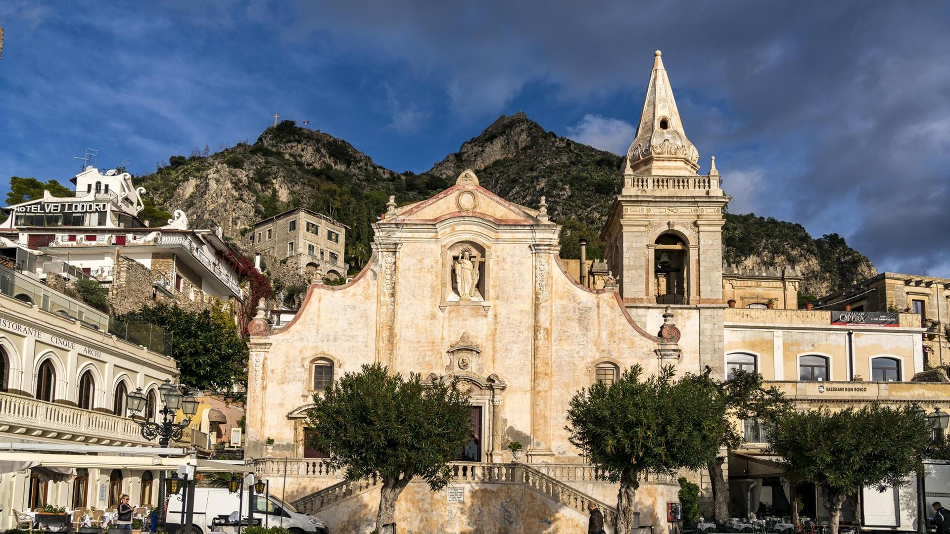 Der Platz Piazza IX Aprile mit der Kirche San Giuseppe, Taormina, Sizilien Der Platz Piazza IX Aprile mit der Kirche San Giuseppe, Taormina, Sizilien