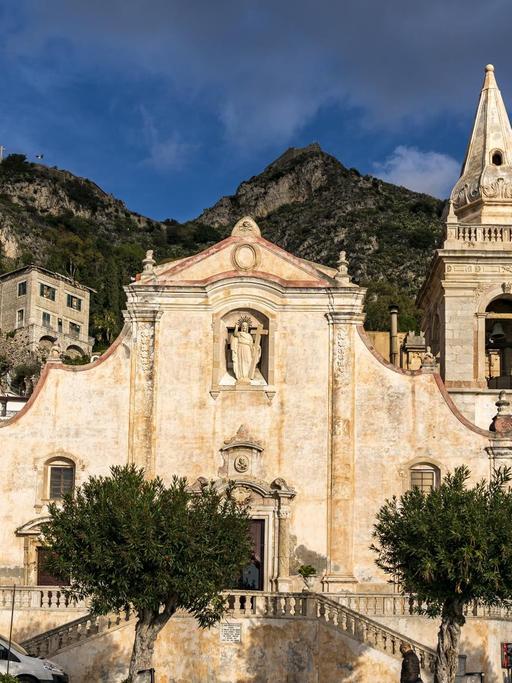 Der Platz Piazza IX Aprile mit der Kirche San Giuseppe, Taormina, Sizilien