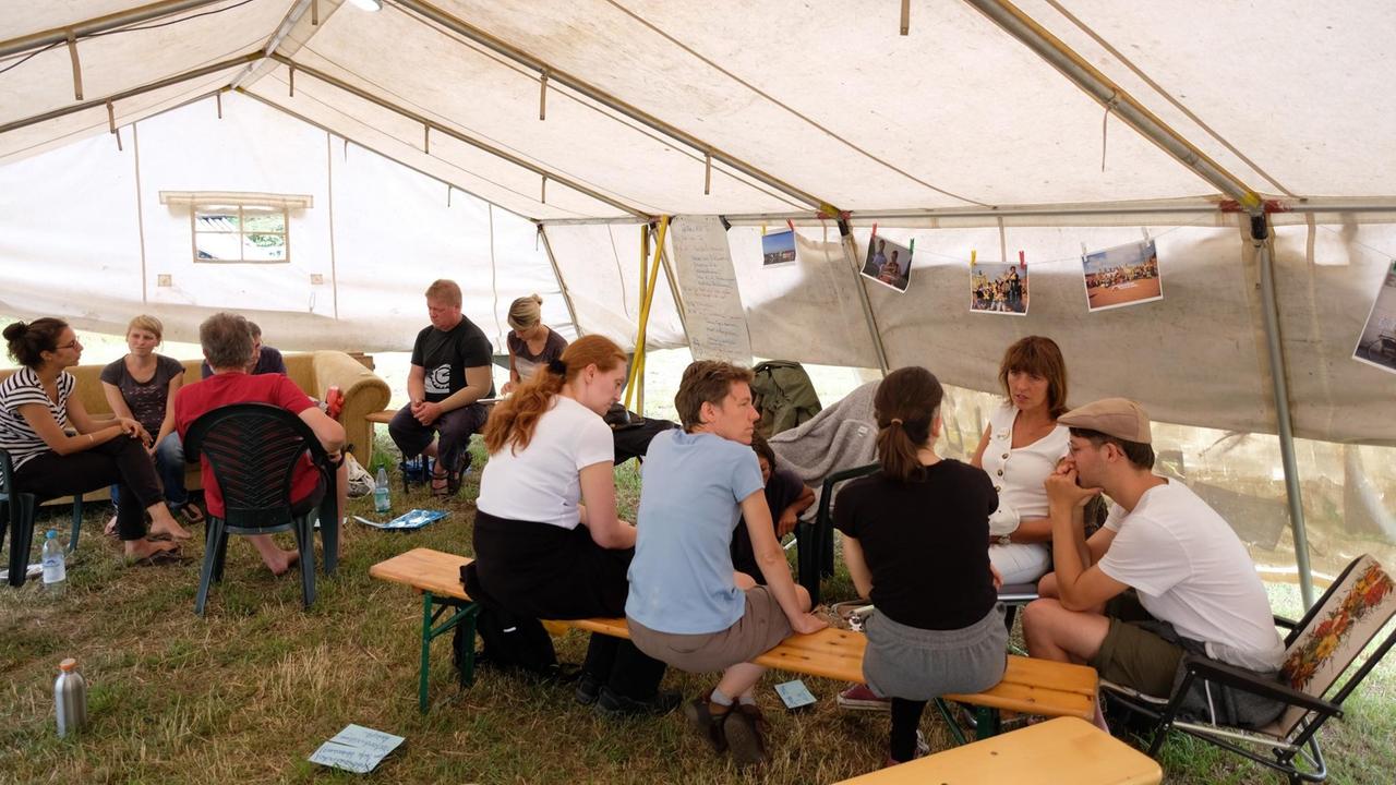 Aktivisten sitzen in einem Zelt im Klimacamp in dem vom Braunkohleabbau bedrohten Dorf Pödelwitz.