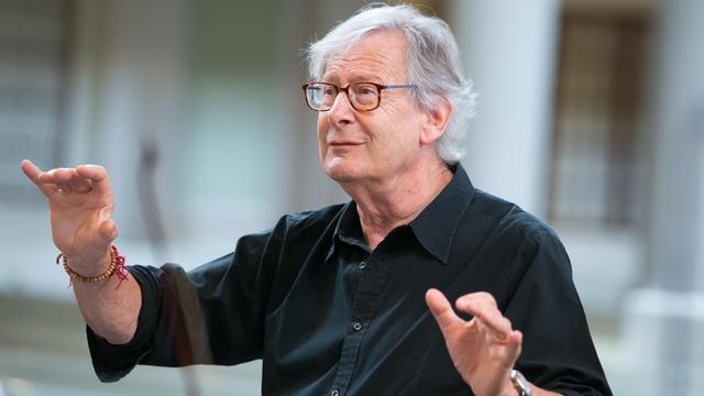 Der Dirigent Sir Eliot Gardiner dirigiert (im schwarzen Oberhemd) während einer Probe im Rahmen des Bachfest 2018 in Leipzig