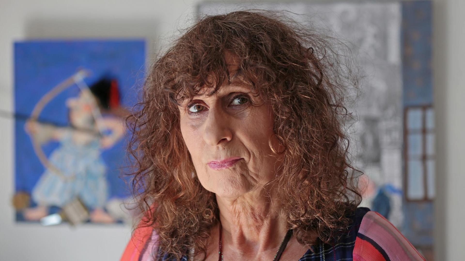 Franziska Becker, Karikaturistin, aufgenommen in ihrer Wohnung vor Bildern am 24.06.2019 in Köln Franziska Becker, Karikaturistin, aufgenommen in ihrer Wohnung vor Bildern am 24.06.2019 in Köln
