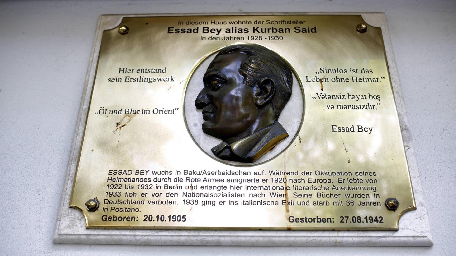 Eine Gedenktafel für den Schriftsteller Essad Bey alias Kurban Said in der Fasanenstraße