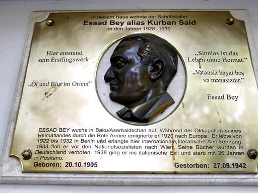 Eine Gedenktafel für den Schriftsteller Essad Bey alias Kurban Said in der Fasanenstraße
