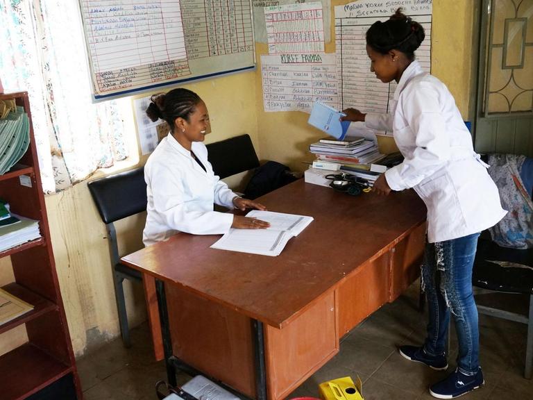 Kebene Edosa und Filehiwot Ebesa, Health-Extension-Worker in Äthiopien