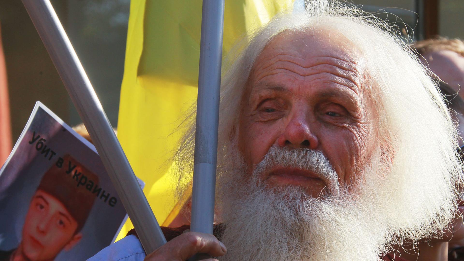 "Getötet in der Ukraine", heißt es auf dem Foto eines Soldaten, das Demonstranten halten. "Getötet in der Ukraine", heißt es auf dem Foto eines Soldaten, das Demonstranten halten.