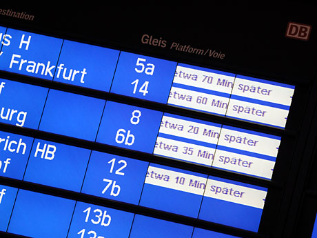 Eine Anzeigentafel zeigt in Hamburg am Hauptbahnhof die Verspätungen der Zugverbindungen an. Eine Anzeigentafel zeigt in Hamburg am Hauptbahnhof die Verspätungen der Zugverbindungen an.