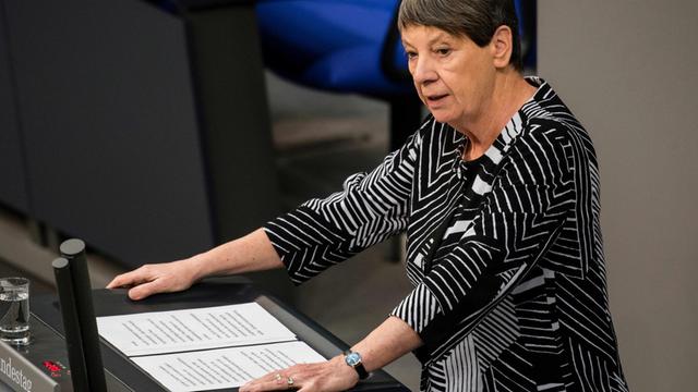 Umweltministerin Barbara Hendricks steht im Bundestag hinter dem Rednerpult.