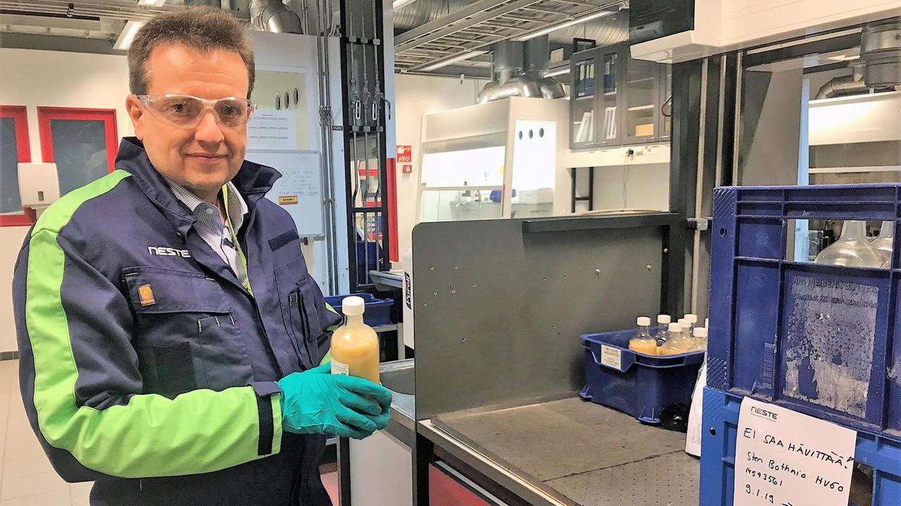 Forschungschef Petri Lehmus im Labor des finnischen Mineralölunternehmens Neste Forschungschef Petri Lehmus im Labor des finnischen Mineralölunternehmens Neste