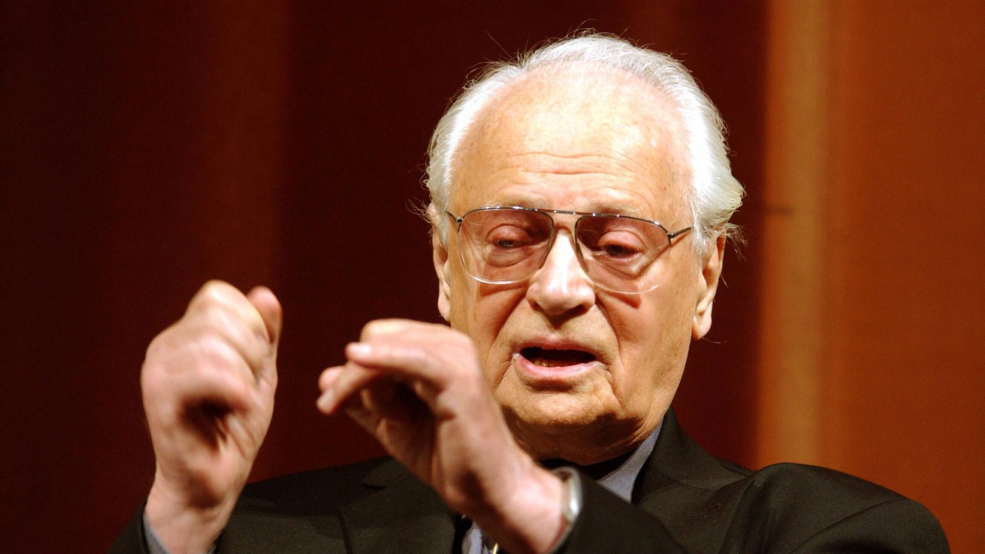 Satiriker Ephraim Kishon, hier eine Aufnahme im Jahr 2004 Satiriker Ephraim Kishon, hier eine Aufnahme im Jahr 2004