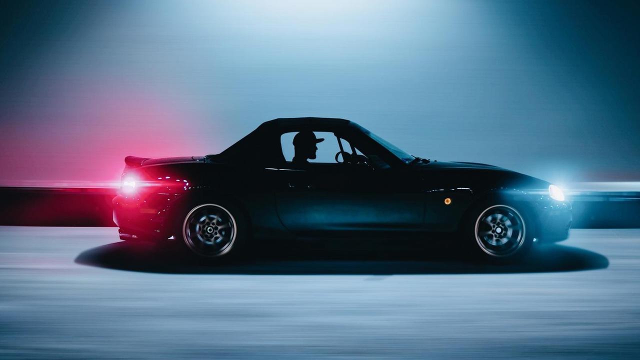 Stilisierte Ansicht eines getunten Autos auf einer Fahrstraße, umgeben von strahlenden Neonfarben. Stilisierte Ansicht eines getunten Autos auf einer Fahrstraße, umgeben von strahlenden Neonfarben.