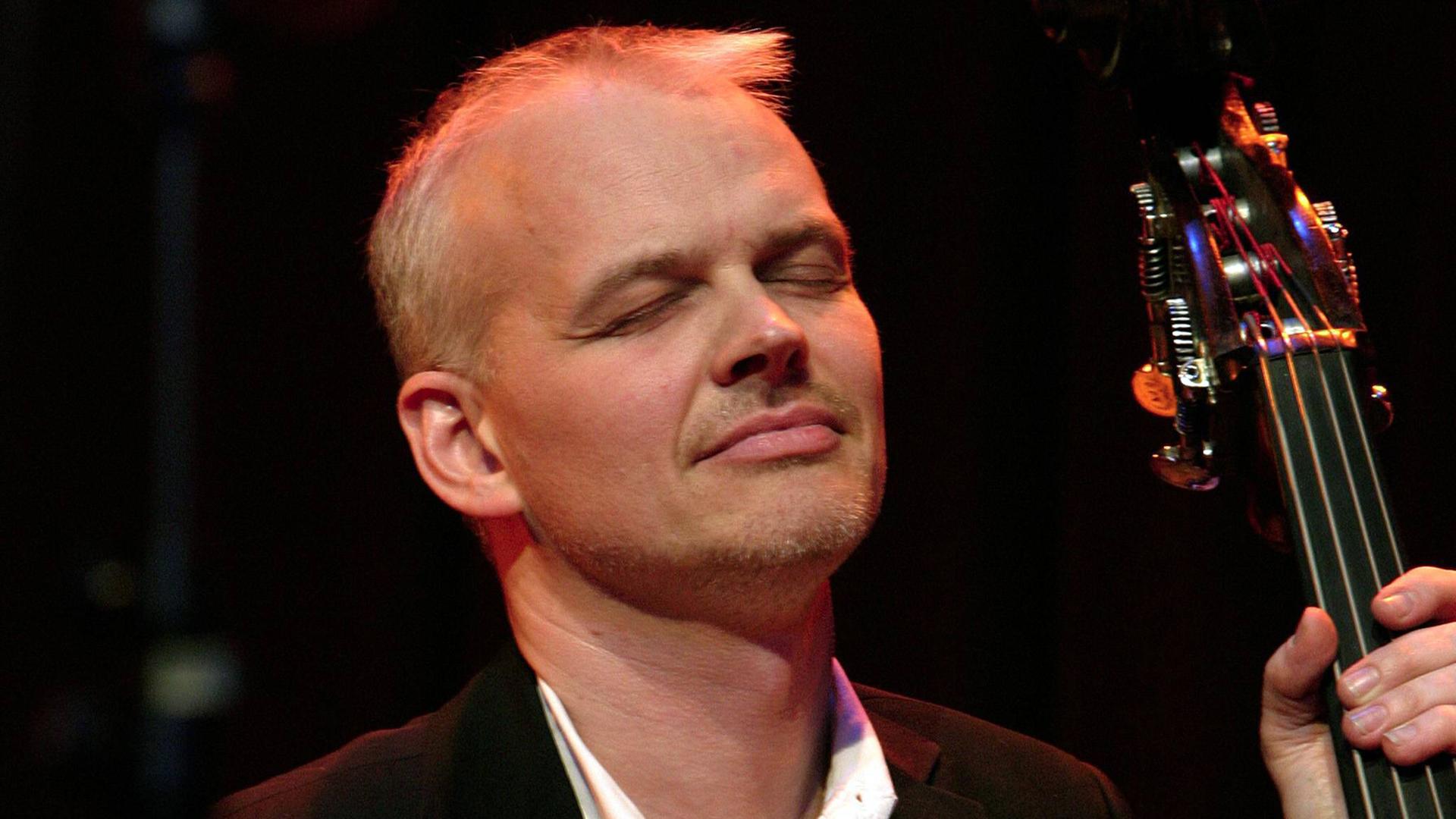 Der schwedische Bassist Lars Danielsson spielt mit geschlossenen Augen auf einem Konzert Der schwedische Bassist Lars Danielsson spielt mit geschlossenen Augen auf einem Konzert