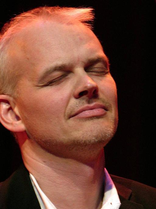 Der schwedische Bassist Lars Danielsson spielt mit geschlossenen Augen auf einem Konzert