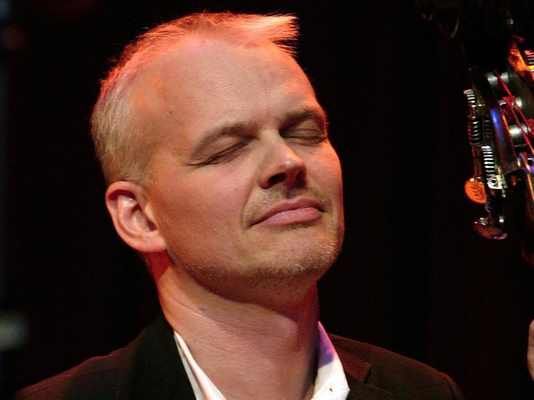 Der schwedische Bassist Lars Danielsson spielt mit geschlossenen Augen auf einem Konzert