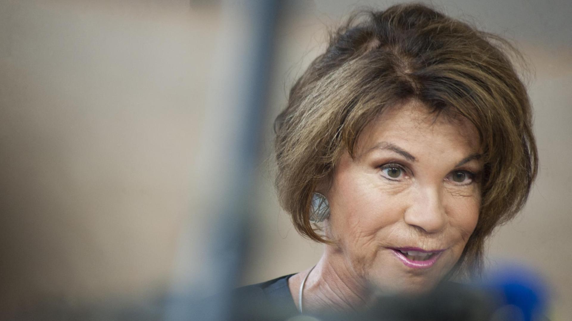 Portraitfoto der ehemaligen österreichischen Bundeskanzlerin Brigitte Bierlein mit verschwommenem Umriss Portraitfoto der ehemaligen österreichischen Bundeskanzlerin Brigitte Bierlein mit verschwommenem Umriss