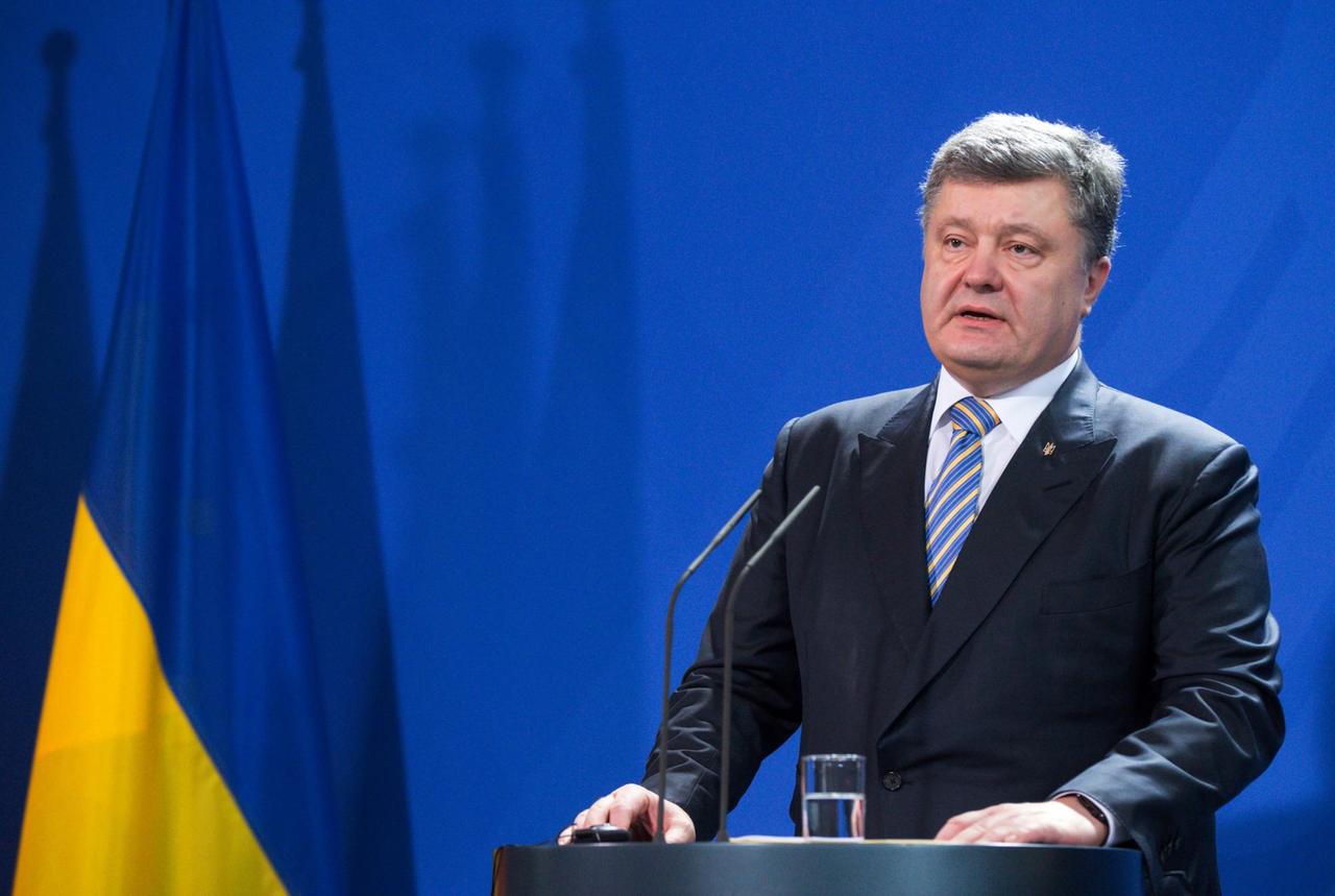 Petro Poroschenko, der Präsident der Ukraine, äußert sich am 01.02.2016 bei einer Pressekonferenz mit Bundeskanzlerin Merkel vor ihrem Gespräch im Bundeskanzleramt in Berlin. 