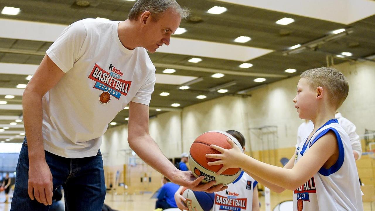 Henning Harnisch engagiert sich schon länger in der Nachwuchsförderung - hier mit einem Projekt der Basketball Academy in der Berliner Max-Schmeling-Halle. Henning Harnisch engagiert sich schon länger in der Nachwuchsförderung - hier mit einem Projekt der Basketball Academy in der Berliner Max-Schmeling-Halle.