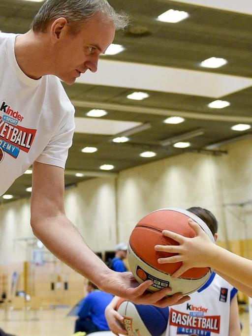 Henning Harnisch engagiert sich schon länger in der Nachwuchsförderung - hier mit einem Projekt der Basketball Academy in der Berliner Max-Schmeling-Halle.