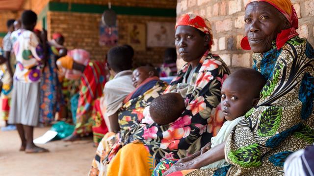 Eltern mit ihren Kindern in einer Gesundheitsstation im Dorf Rukogo im Norden von Burundi