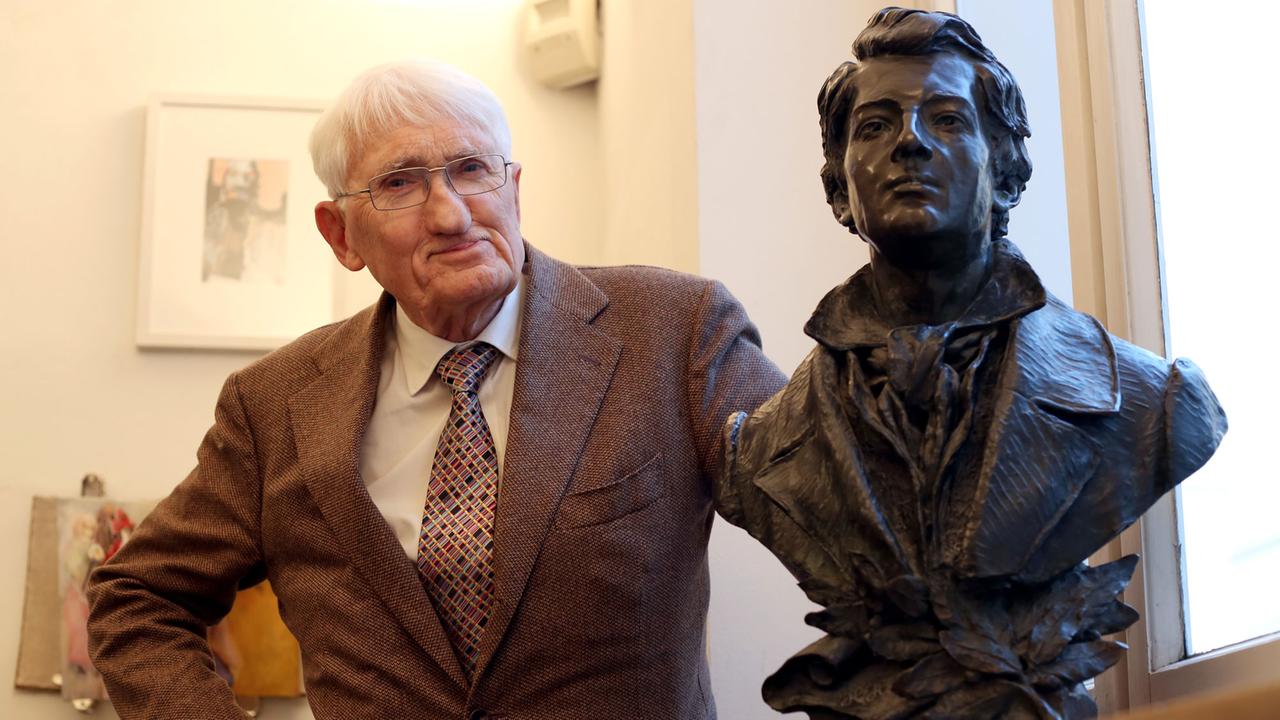 Der Philosoph Jürgen Habermas steht am12.12.2012 im Heinrich-Heine-Institut in Düsseldorf (Nordrhein-Westfalen) neben einer Heine-Büste. Habermas bekommt am Freitag (14.12.) in Düsseldorf den mit 50 000 Euro dotierten Heine-Preis verliehen. Der Philosoph Jürgen Habermas steht am12.12.2012 im Heinrich-Heine-Institut in Düsseldorf (Nordrhein-Westfalen) neben einer Heine-Büste. Habermas bekommt am Freitag (14.12.) in Düsseldorf den mit 50 000 Euro dotierten Heine-Preis verliehen.