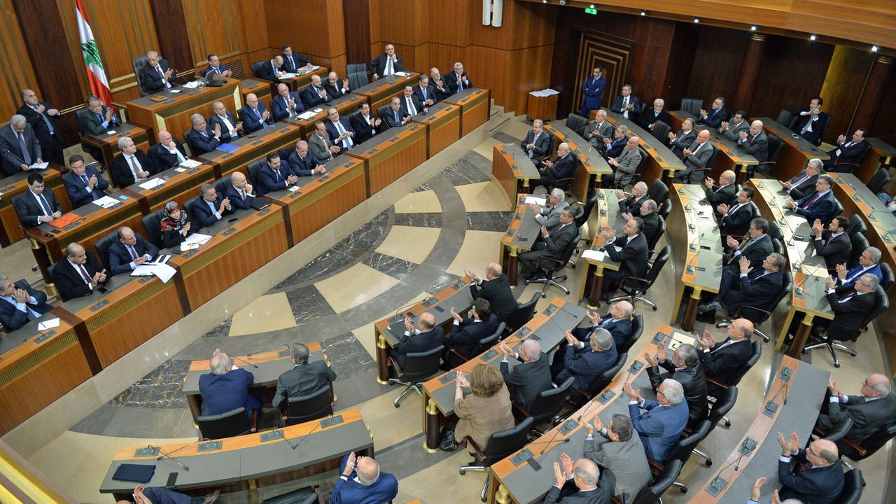 Ende Dezember 2016: Die Abgeordneten des libanesischen Parlaments applaudieren, nachdem das Kabinett von Premierminister Saad Hariri eine Vertrauendabstimmung gewonnen hat. Ende Dezember 2016: Die Abgeordneten des libanesischen Parlaments applaudieren, nachdem das Kabinett von Premierminister Saad Hariri eine Vertrauendabstimmung gewonnen hat.