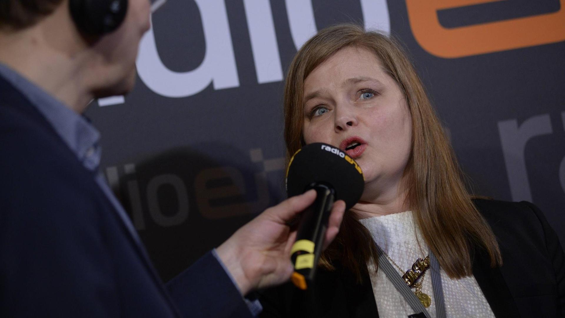 Moderator Knut Elstermann interviewt die Regisseurin Tatjana Turanskyj beim "RadioEins Berlinale-Nighttalk" am Rande der 64. Internationalen Filmfestspiele Berlin. Moderator Knut Elstermann interviewt die Regisseurin Tatjana Turanskyj beim "RadioEins Berlinale-Nighttalk" am Rande der 64. Internationalen Filmfestspiele Berlin.